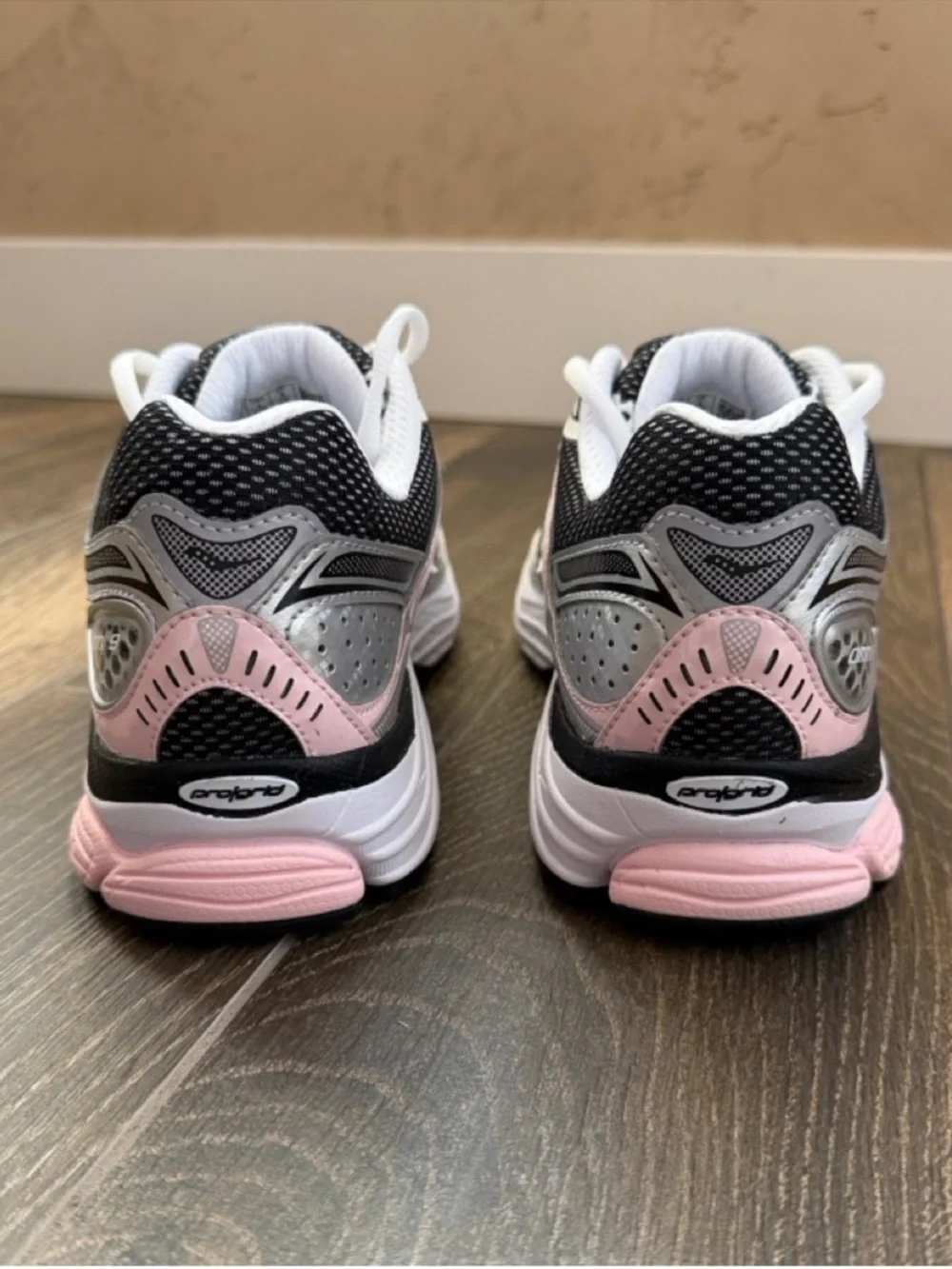 Saucony Women’s Silver/Pink Retro ProGrid Omni 9 Lifestyle Sneaker—10.5